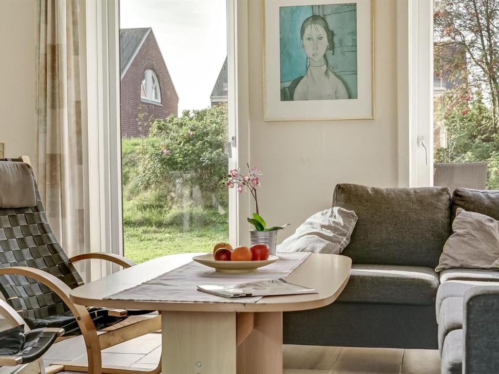 ein Wohnzimmer mit einem Tisch und einem Sofa in der Unterkunft Apartment Palni - 2-3km from the sea in Western Jutland by Interhome in Sønderby