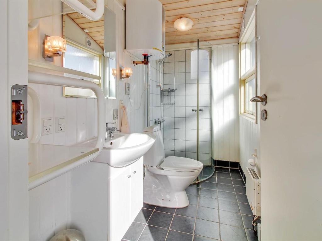 Koupelna v ubytování Holiday Home Dalia - 200m from the sea by Interhome