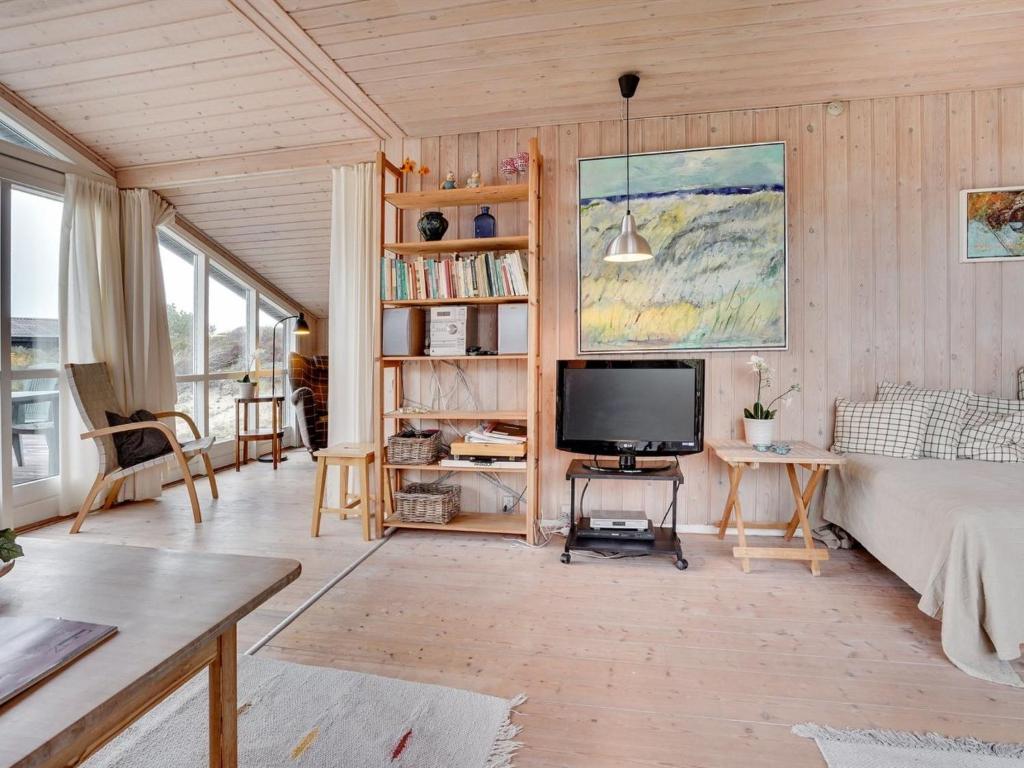 TV a/nebo společenská místnost v ubytování Holiday Home Asina - 400m from the sea by Interhome