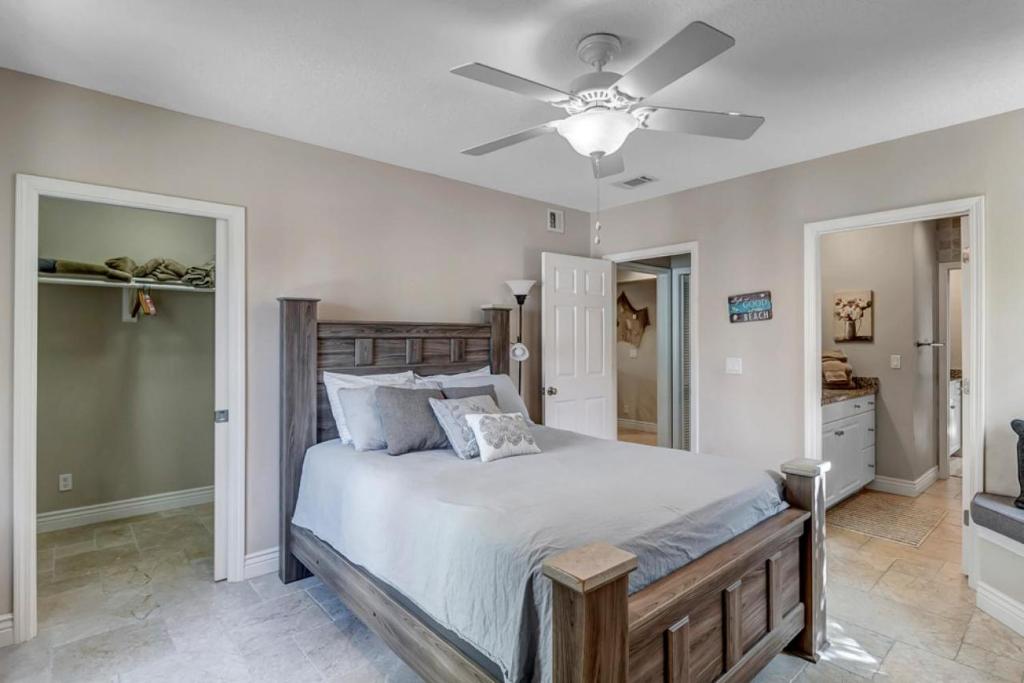 Voodi või voodid majutusasutuse Lightkeepers View - Coastal gem w decks & sunroom toas