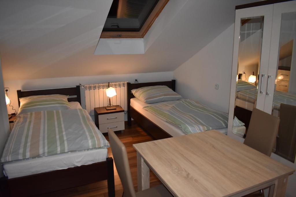 KozłówekにあるAgrowilla Kozłówekの小さなベッドルーム(ベッド2台、テーブル付)