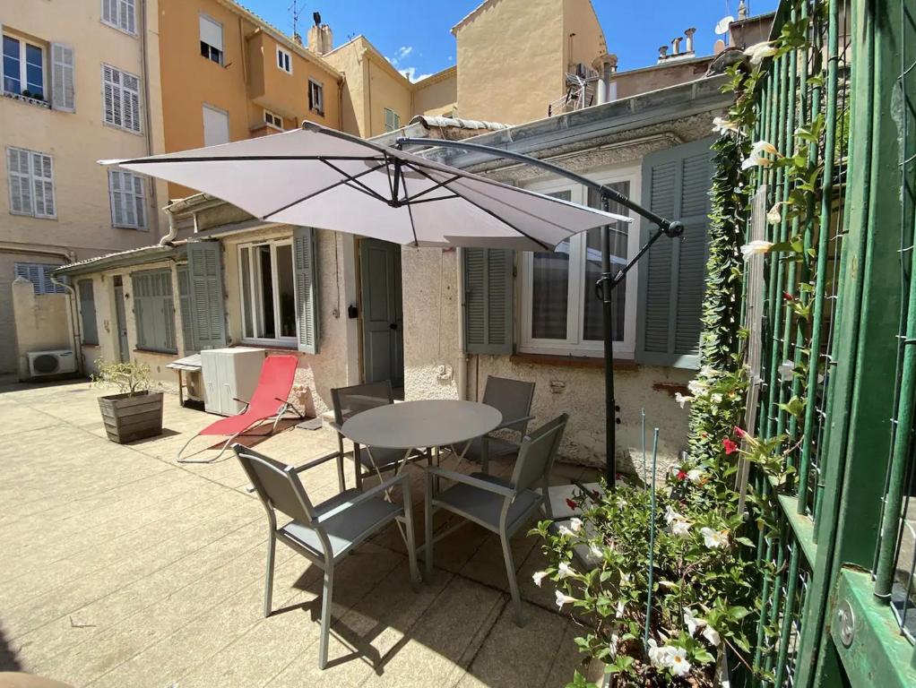 Patio alebo iná vonkajšia časť ubytovania Maisonnette studio bas Suquet, 200m plages, 700m palais, au calme