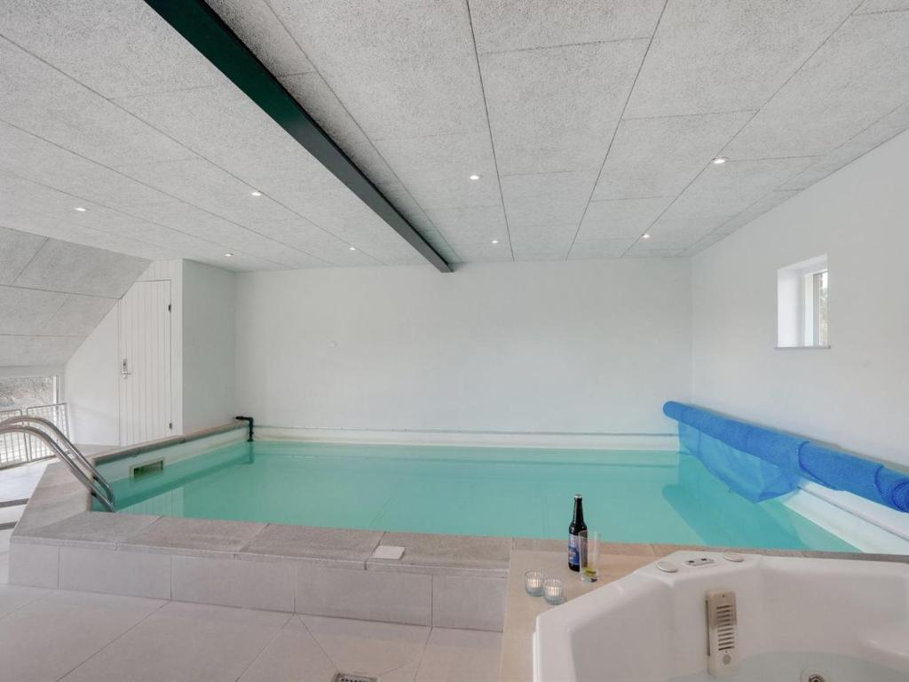 Bazén v ubytování Holiday Home Ayda - 350m from the sea by Interhome nebo v jeho okolí