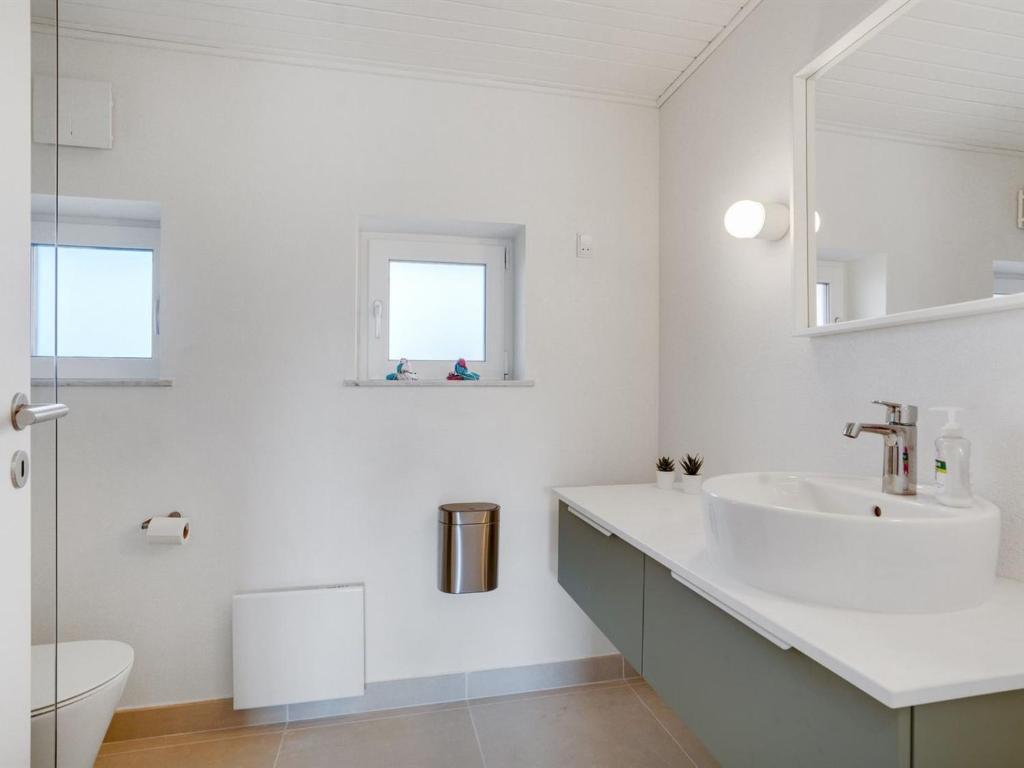 Koupelna v ubytování Holiday Home Ayda - 350m from the sea by Interhome