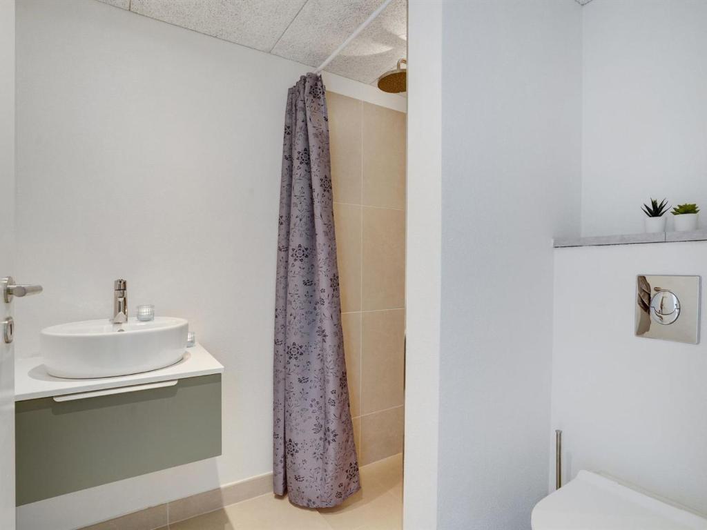 Koupelna v ubytování Holiday Home Ayda - 350m from the sea by Interhome