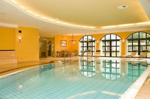 - une grande piscine dans un grand bâtiment dans l'établissement Hotel Balneolum Superior, à Quedlinbourg