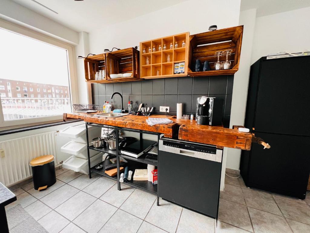 cocina con encimera de madera en una habitación en Zentrales großzügiges Apartment mit Dachterrasse!, en Bochum