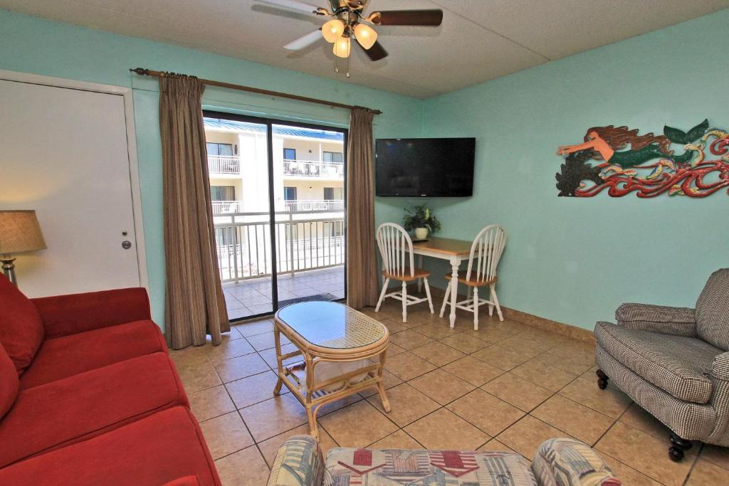 - un salon avec un canapé et une table dans l'établissement Sugar Beach 262, à Gulf Shores