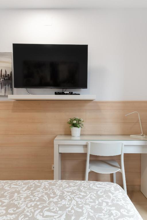 Televízia a/alebo spoločenská miestnosť v ubytovaní Hostal House