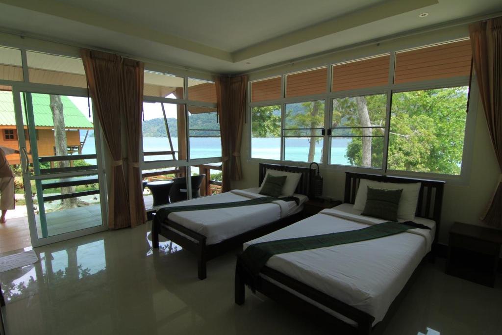 Postel nebo postele na pokoji v ubytování Mountain Resort Koh Lipe