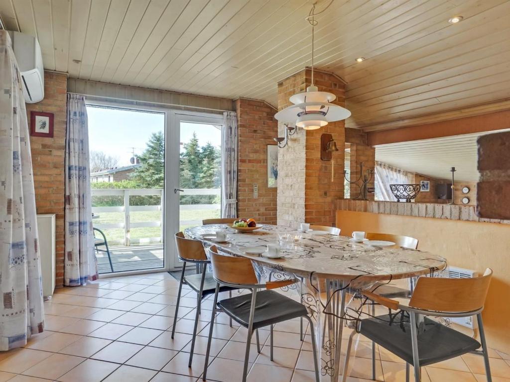 Kuchyň nebo kuchyňský kout v ubytování Holiday Home Svane - 1-2km from the sea by Interhome