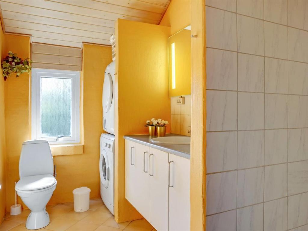 Koupelna v ubytování Holiday Home Svane - 1-2km from the sea by Interhome