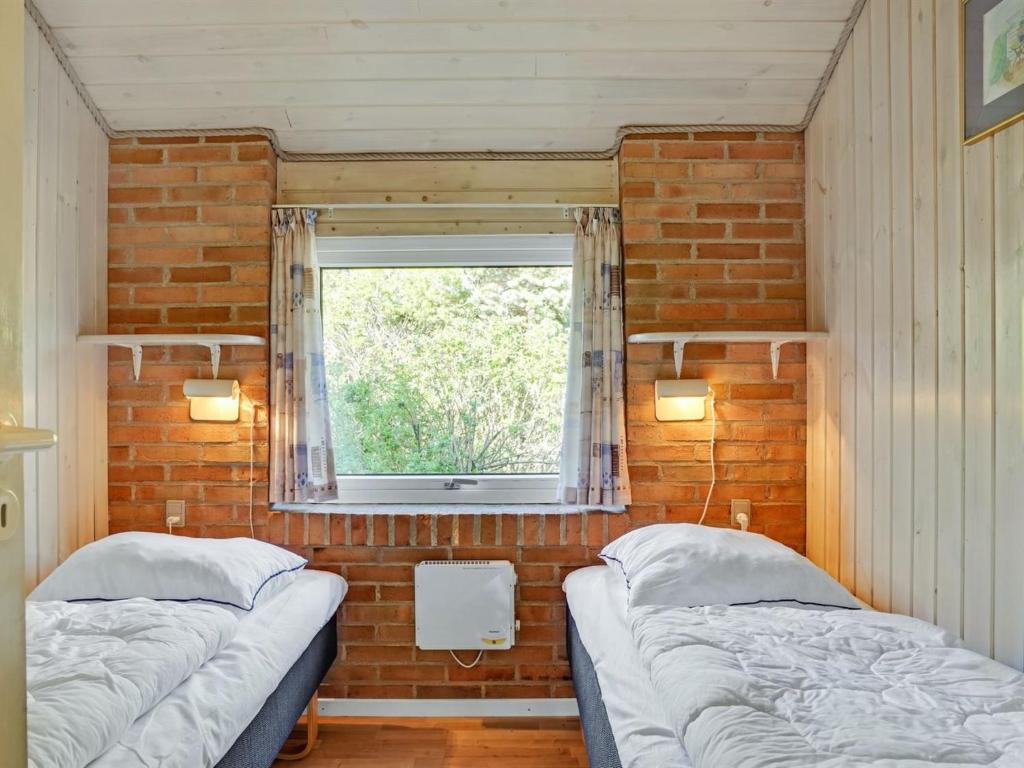 Postel nebo postele na pokoji v ubytování Holiday Home Svane - 1-2km from the sea by Interhome
