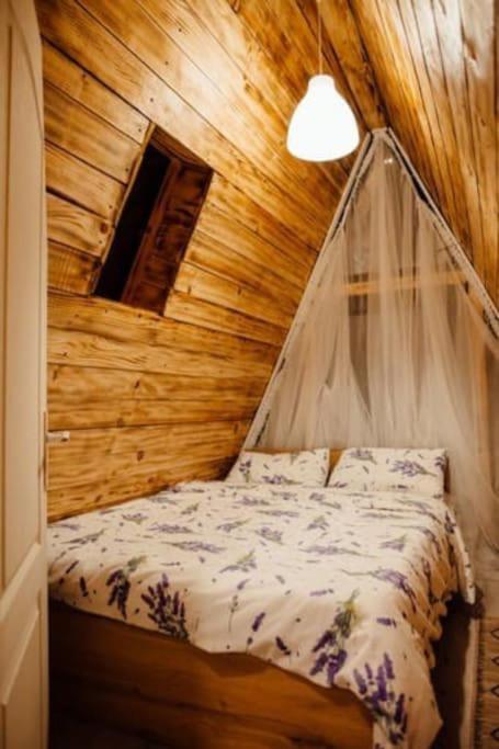 Postel nebo postele na pokoji v ubytování CabanaAframe intreaga proprietate