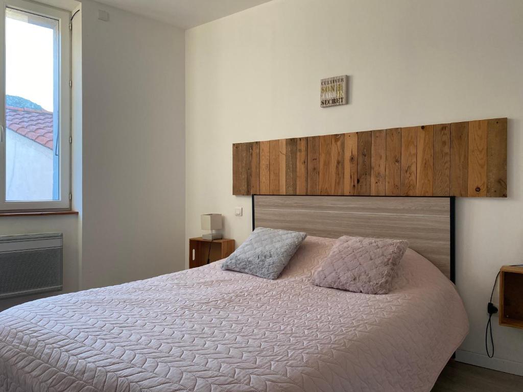 Un dormitorio con una cama grande y una ventana en La Tomette en Maury