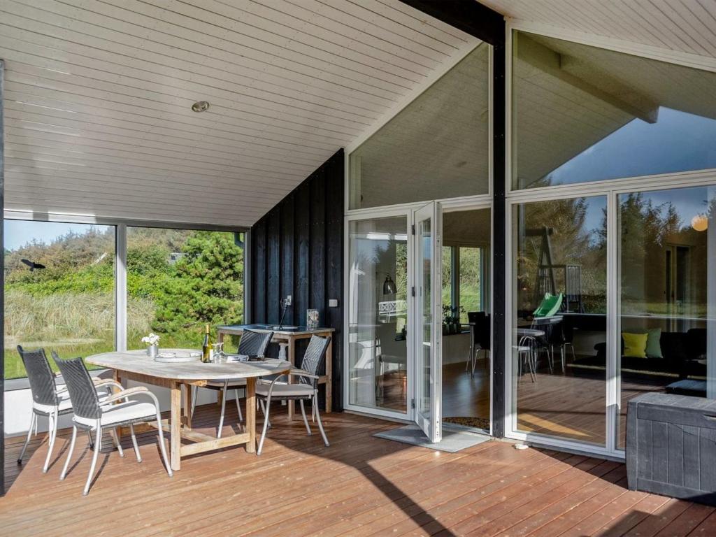 Patio nebo venkovní prostory v ubytování Holiday Home Faye - 600m from the sea by Interhome