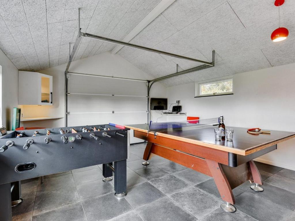 Herní místnost v ubytování Holiday Home Faye - 600m from the sea by Interhome