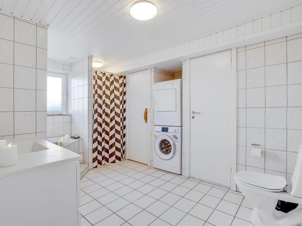 Koupelna v ubytování Holiday Home Hillevi - 200m from the sea by Interhome