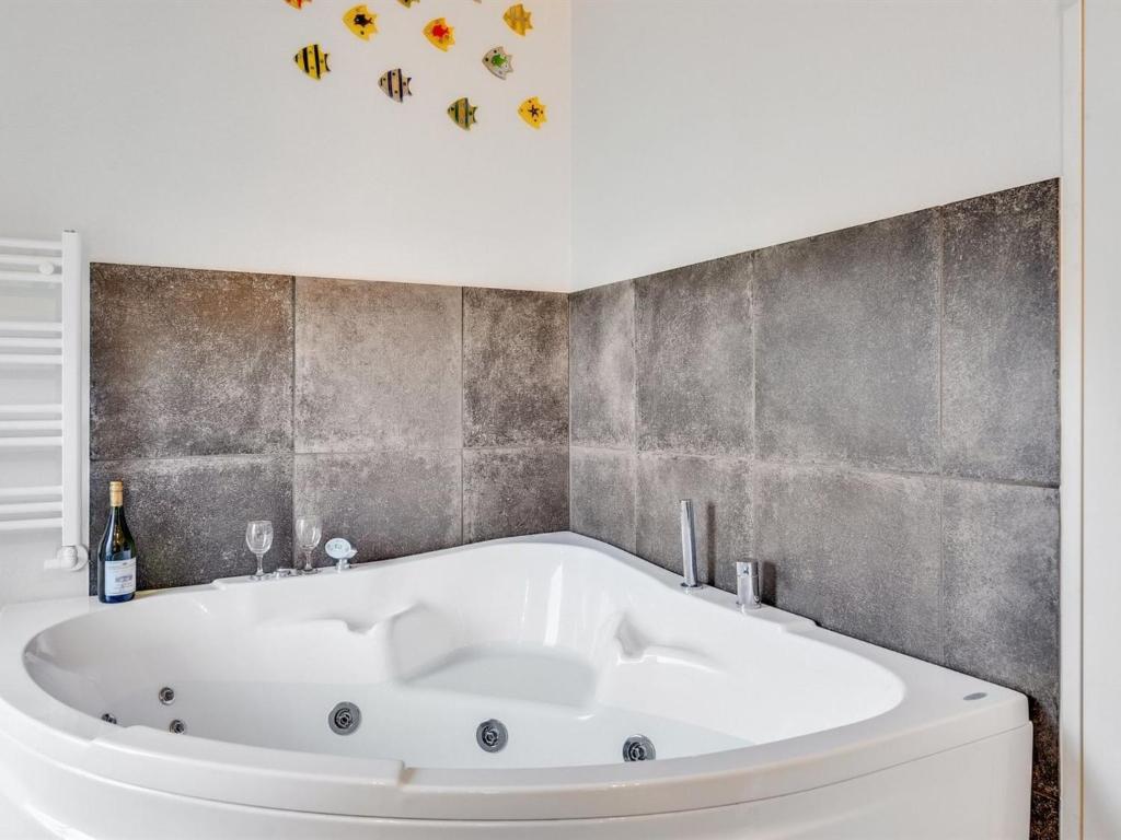 Koupelna v ubytování Holiday Home Faye - 600m from the sea by Interhome