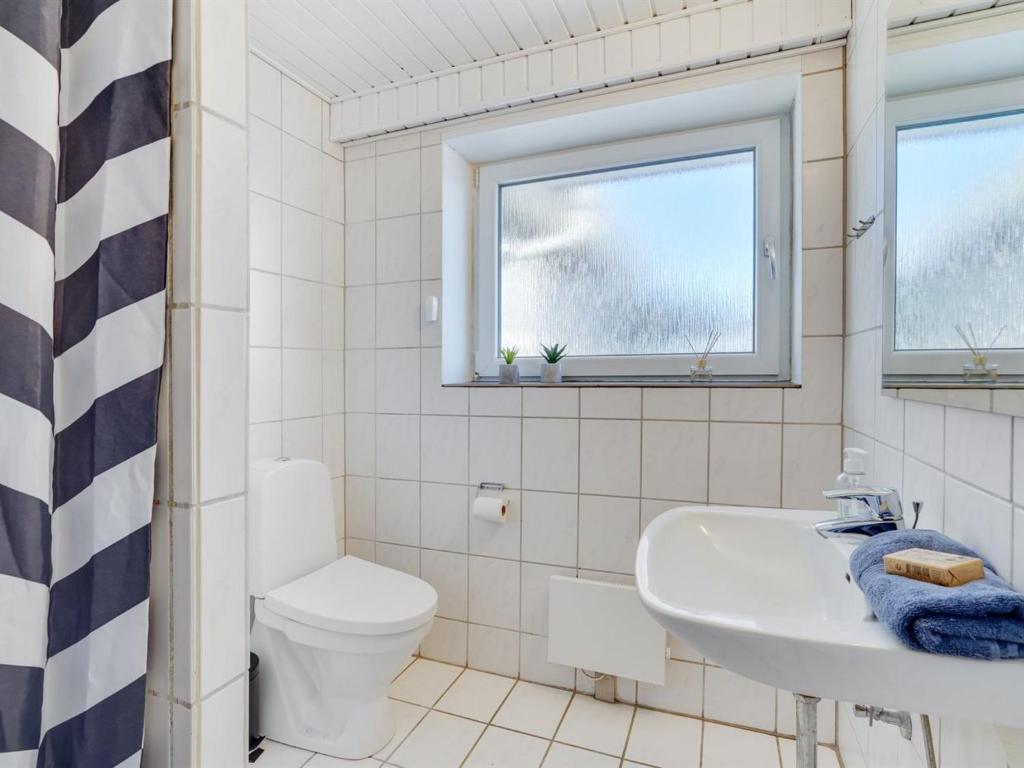 Koupelna v ubytování Holiday Home Hillevi - 200m from the sea by Interhome