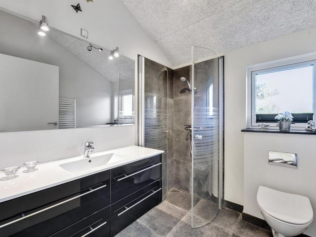 Koupelna v ubytování Holiday Home Faye - 600m from the sea by Interhome