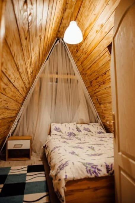 Postel nebo postele na pokoji v ubytování CabanaAframe intreaga proprietate