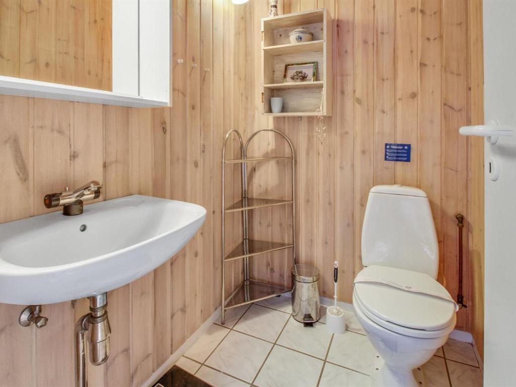 Koupelna v ubytování Holiday Home Gedda - 700m from the sea by Interhome