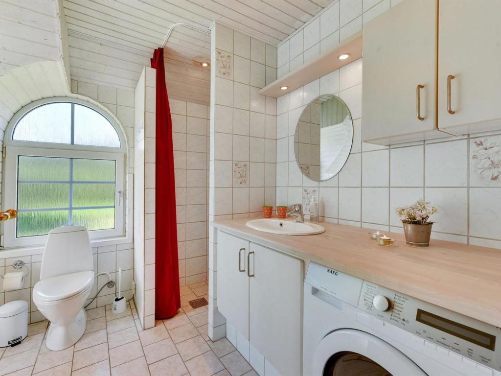 Koupelna v ubytování Holiday Home Pasi - 1-2km from the sea by Interhome