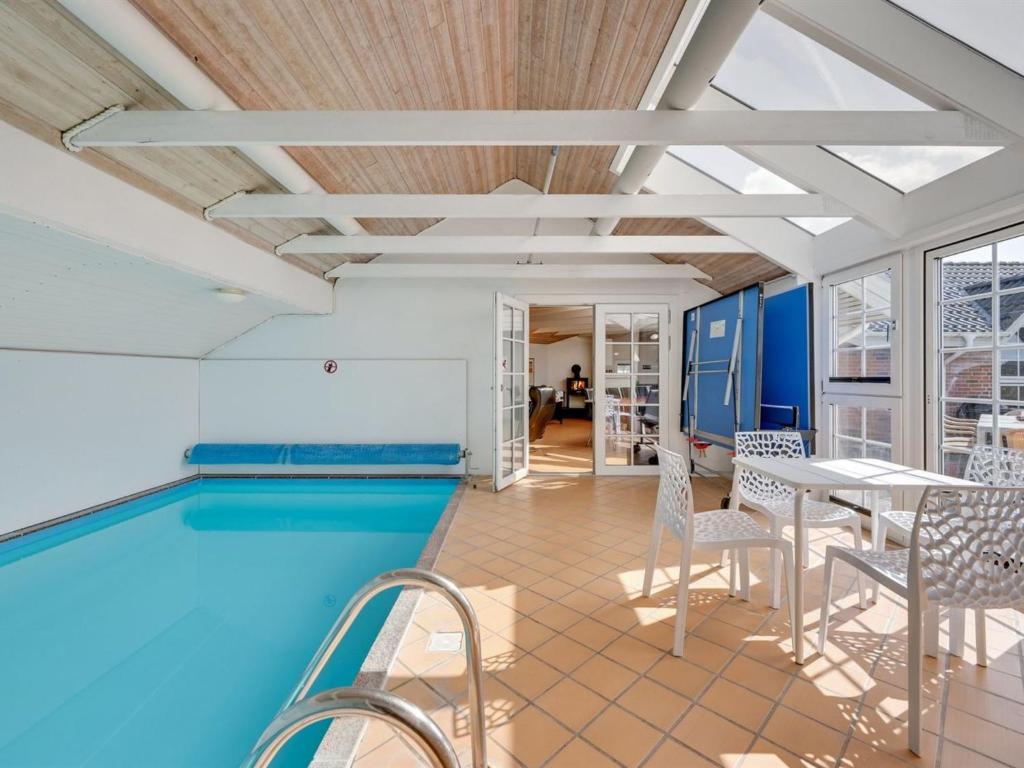 Bazén v ubytování Holiday Home Hinrich - 300m from the sea by Interhome nebo v jeho okolí