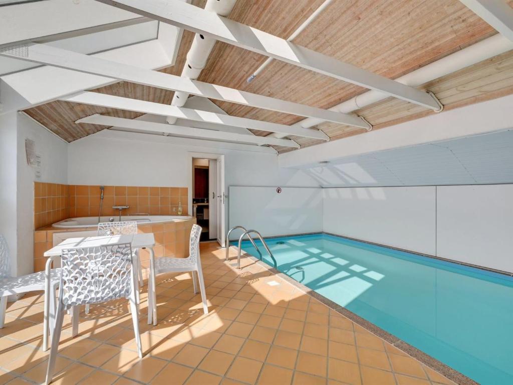 Bazén v ubytování Holiday Home Hinrich - 300m from the sea by Interhome nebo v jeho okolí