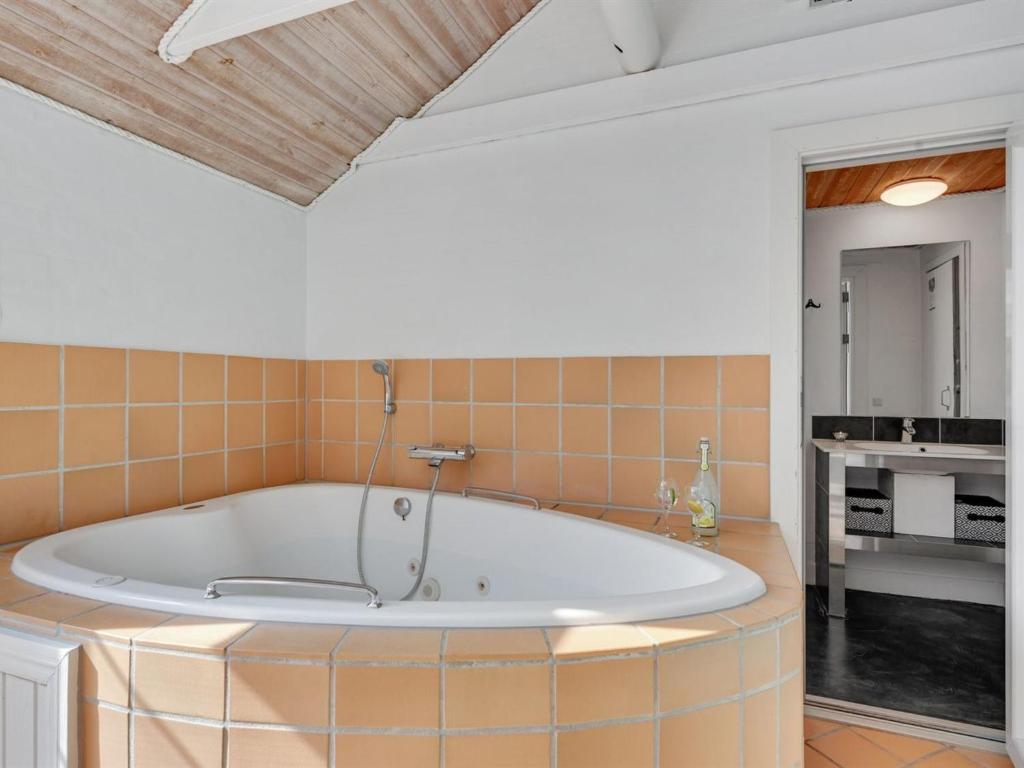 Koupelna v ubytování Holiday Home Hinrich - 300m from the sea by Interhome
