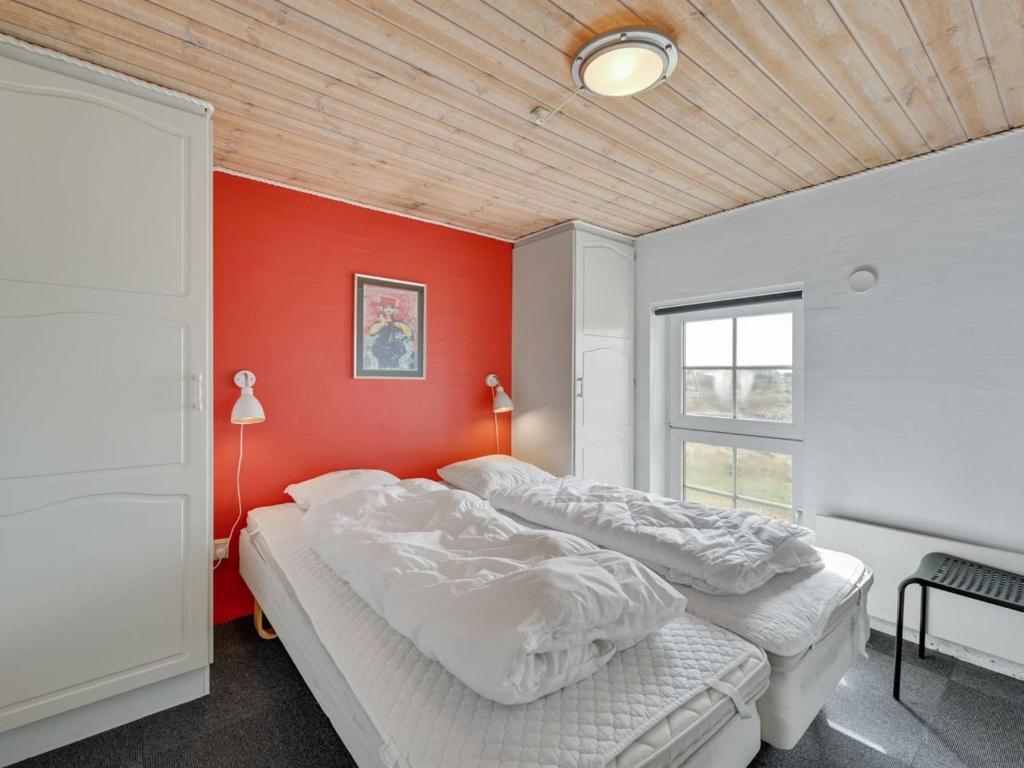 Postel nebo postele na pokoji v ubytování Holiday Home Hinrich - 300m from the sea by Interhome