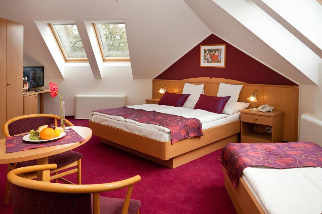 Posteľ alebo postele v izbe v ubytovaní Hotel Kálvária