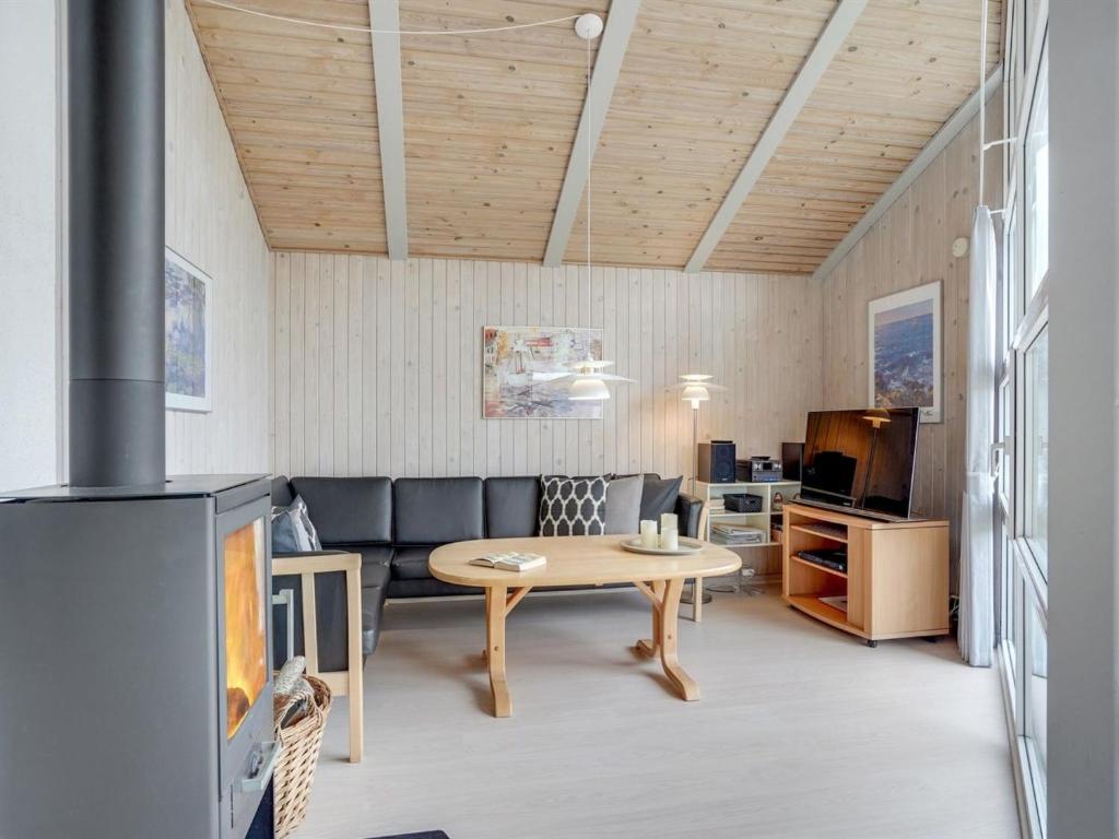 Posezení v ubytování Holiday Home Midja - 800m from the sea by Interhome