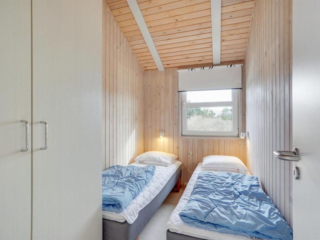 Postel nebo postele na pokoji v ubytování Holiday Home Midja - 800m from the sea by Interhome