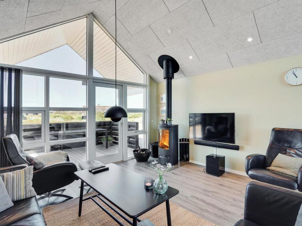 TV a/nebo společenská místnost v ubytování Holiday Home Eliena - 500m from the sea by Interhome