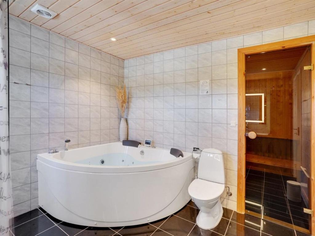 Koupelna v ubytování Holiday Home Eliena - 500m from the sea by Interhome