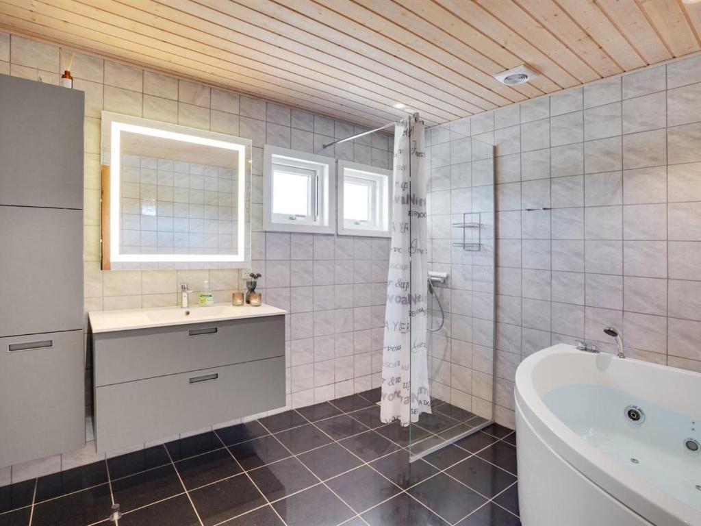 Koupelna v ubytování Holiday Home Eliena - 500m from the sea by Interhome