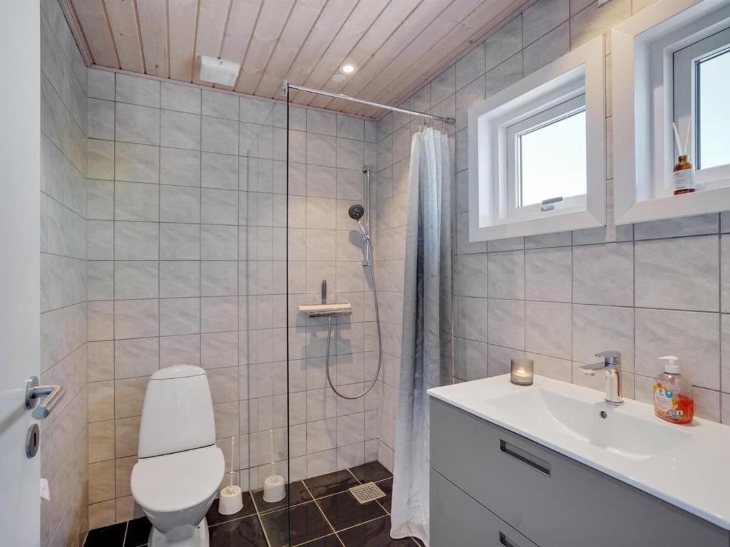 Koupelna v ubytování Holiday Home Eliena - 500m from the sea by Interhome