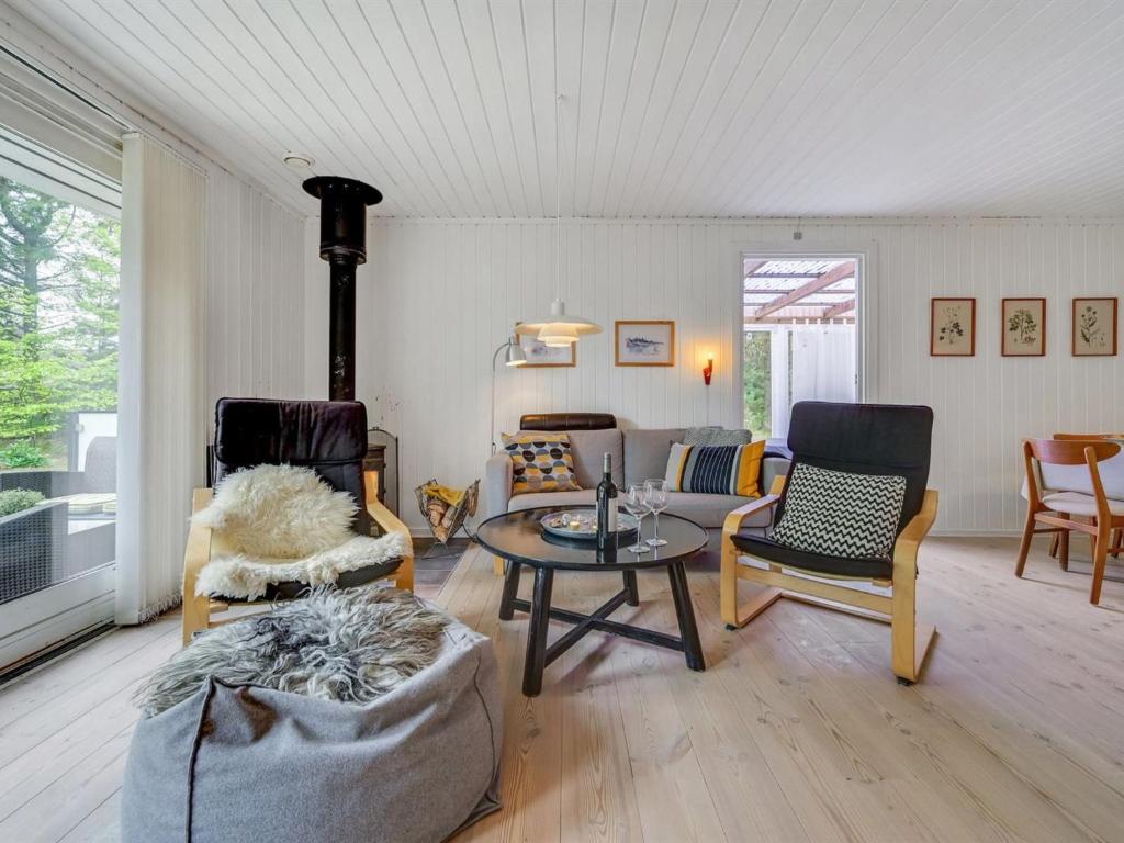 Posezení v ubytování Holiday Home Hamund - 700m from the sea by Interhome