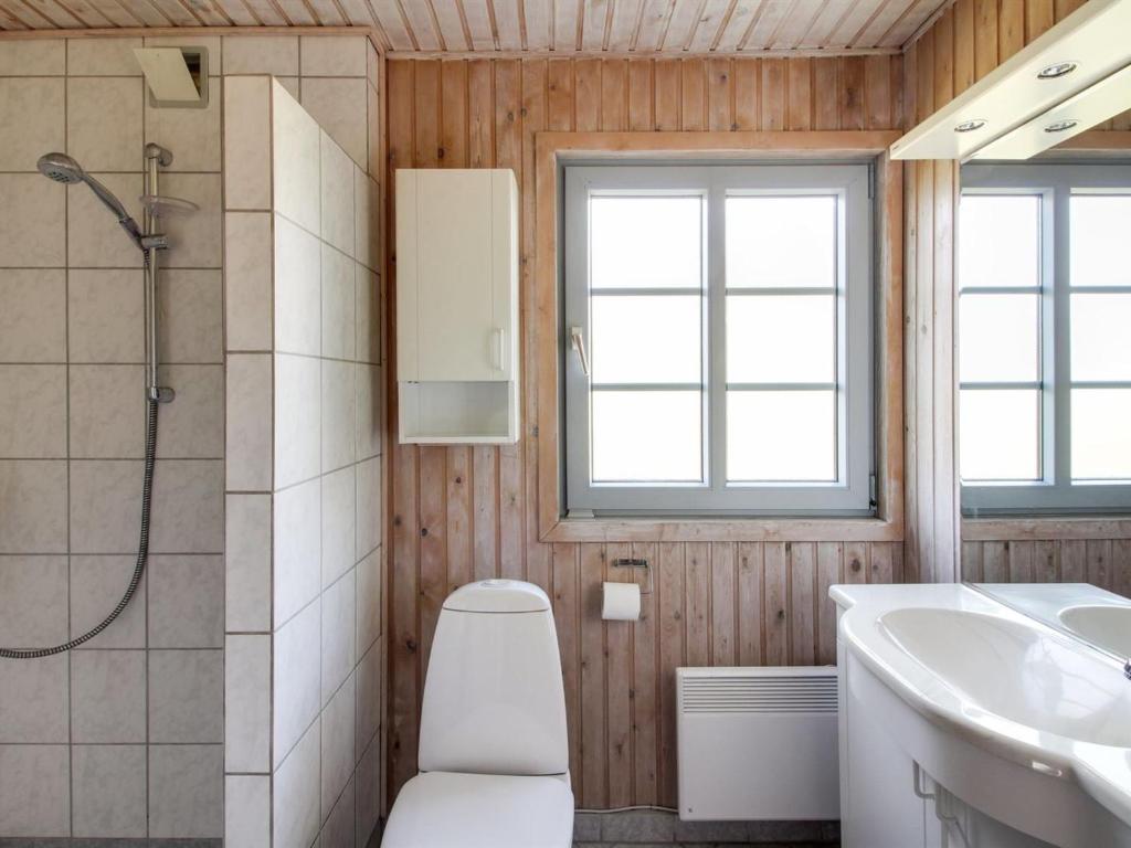 Koupelna v ubytování Holiday Home Dina - 200m to the inlet by Interhome