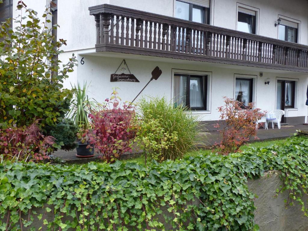 ein Haus mit einem Balkon und einem Haufen Pflanzen in der Unterkunft Ferienwohnung Eifelluft in Daun