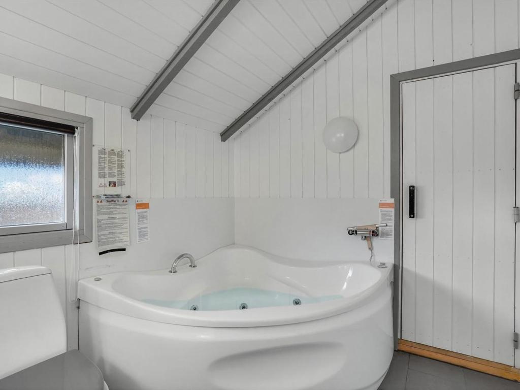 Koupelna v ubytování Holiday Home Valia - 400m to the inlet by Interhome