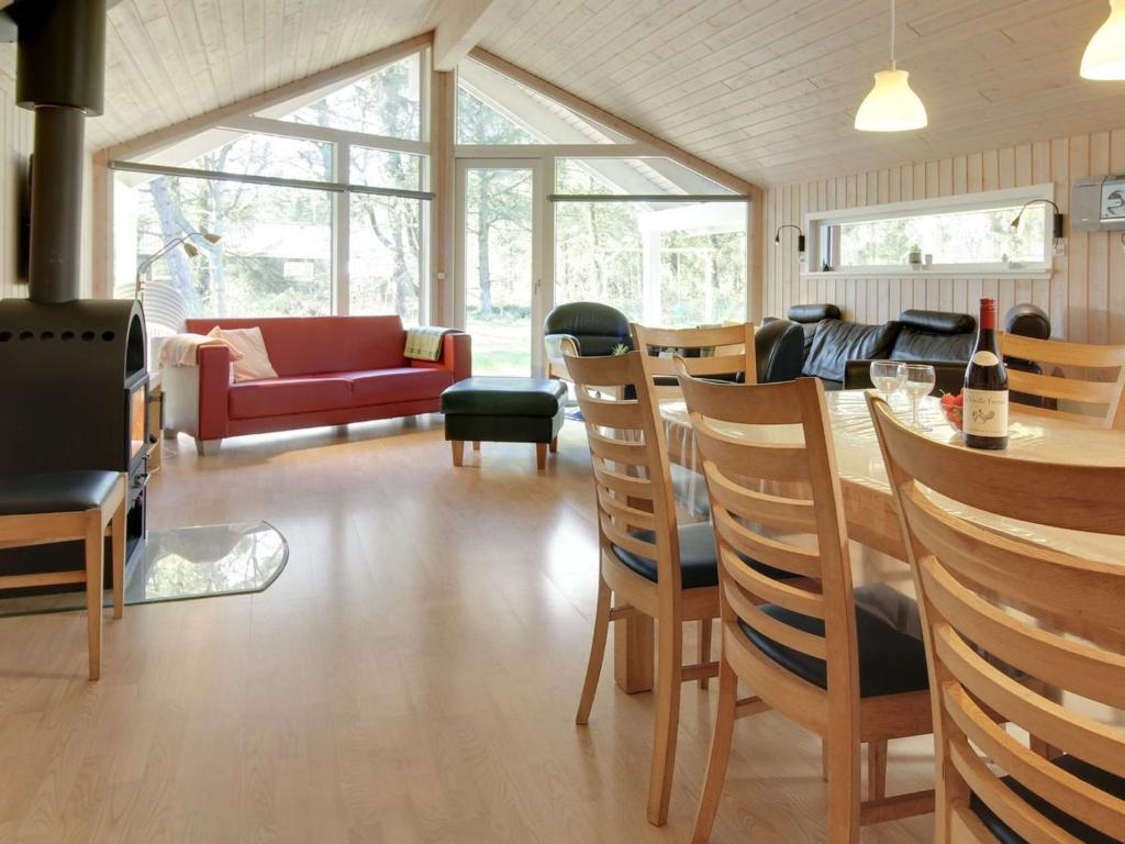 Posezení v ubytování Holiday Home Elfrun - 250m from the sea by Interhome