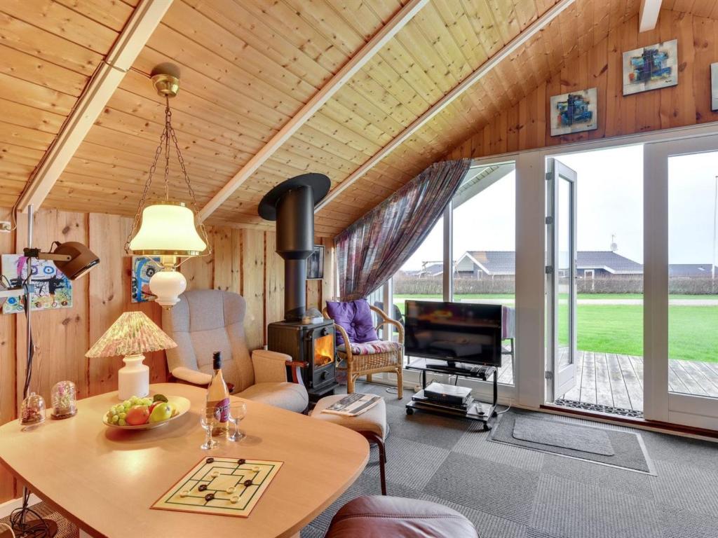 TV a/nebo společenská místnost v ubytování Holiday Home Lonne - 750m to the inlet by Interhome
