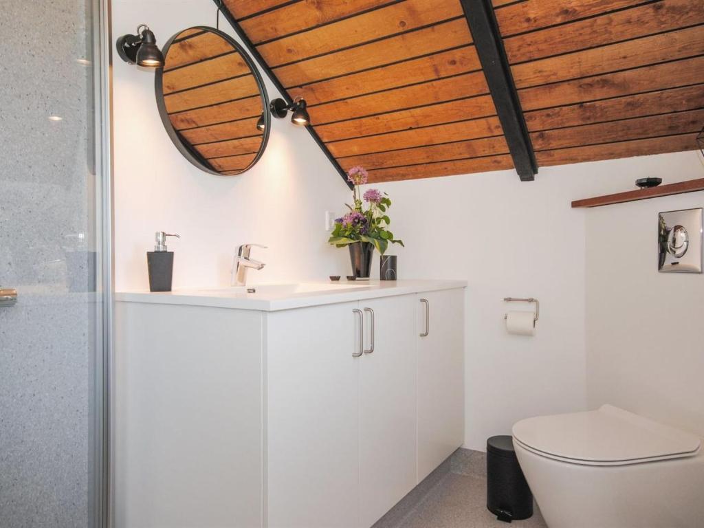 Koupelna v ubytování Holiday Home Sakulf - 600m from the sea by Interhome