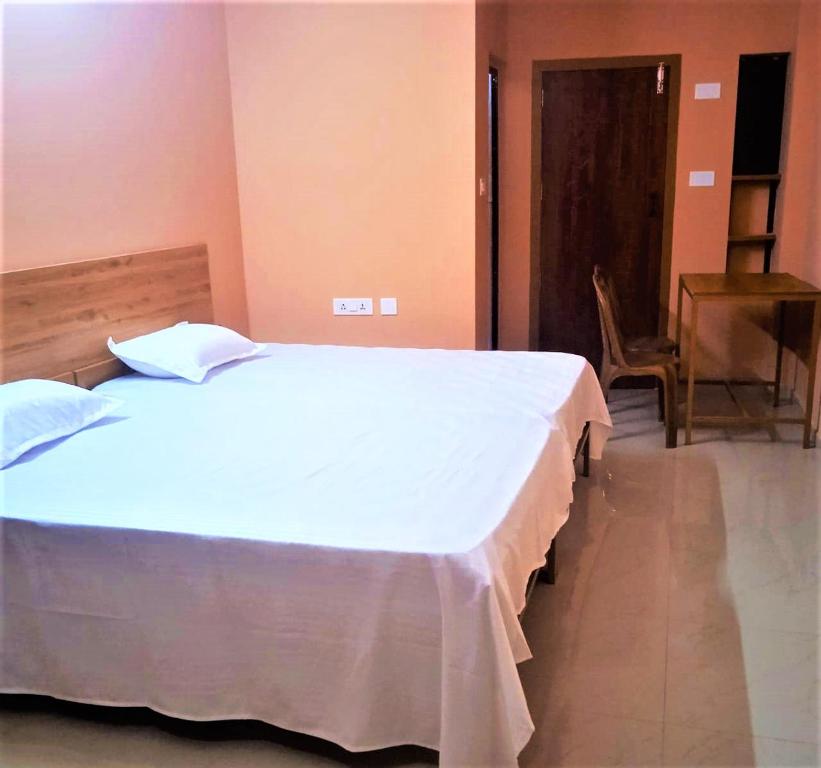 Postel nebo postele na pokoji v ubytování SKR Gusto Inn