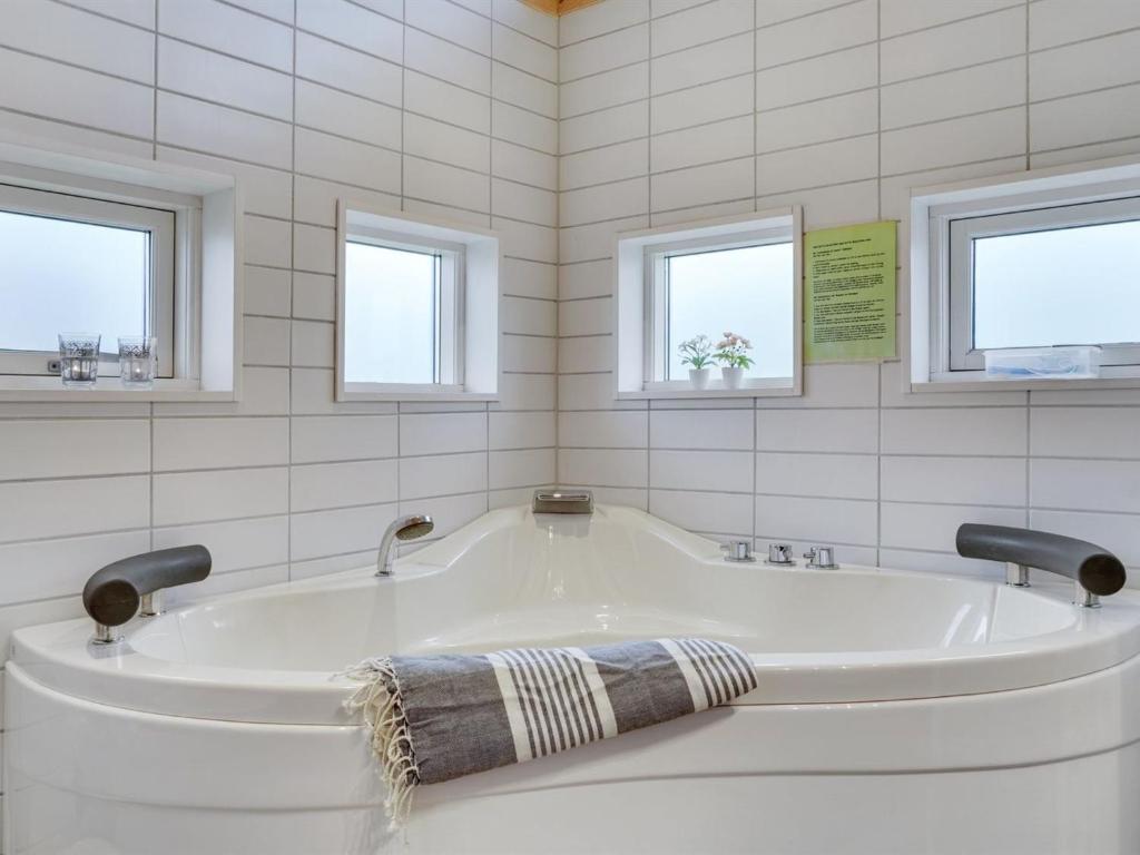 Koupelna v ubytování Holiday Home Floriana - 650m from the sea by Interhome