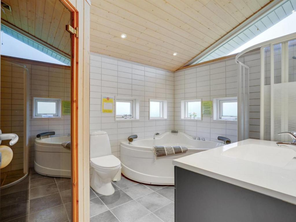 Koupelna v ubytování Holiday Home Floriana - 650m from the sea by Interhome