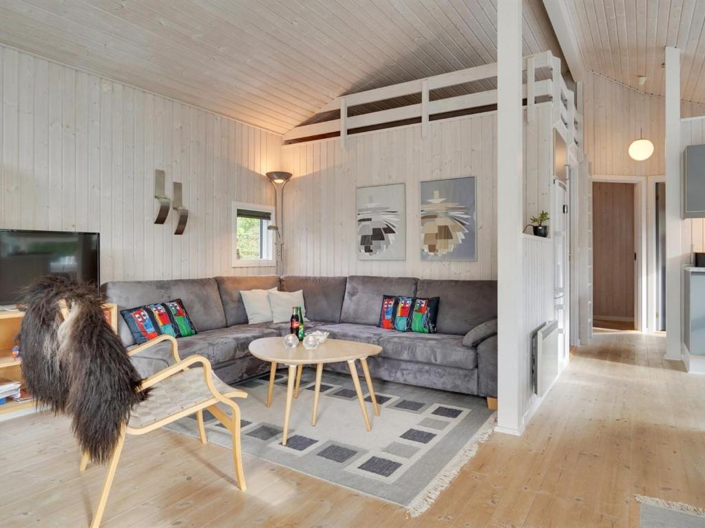 TV a/nebo společenská místnost v ubytování Holiday Home Alethe - 1km from the sea by Interhome